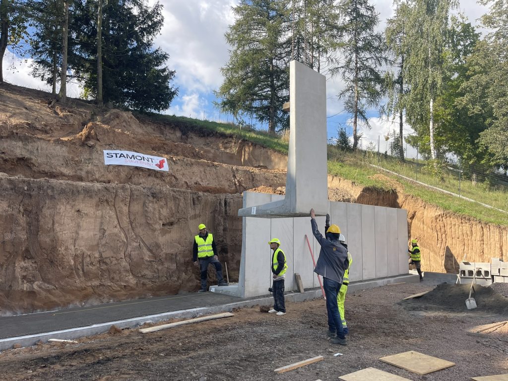 Projekt opěrné stěny v Předměřicích nad Labem: Když se 1,7 tuny materiálu vznáší nad rodinnými domy